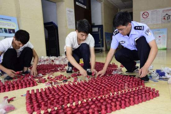 黄岛警方打掉一伪造印章团伙 搜查出伪造印章800枚